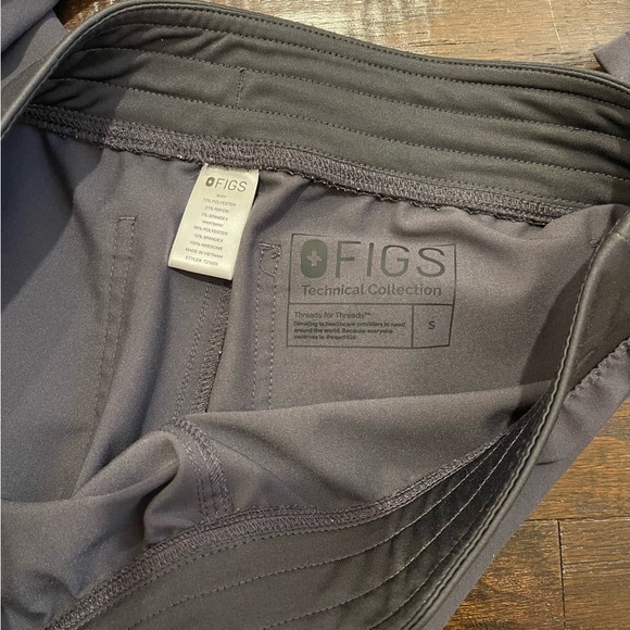 Women's FIGS Scrub Set- Charcoal - Picture 4 of 5